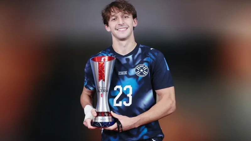 Matias Galarza, milieu de terrain paraguayen, célébrant avec le trophée d'Homme du Match FIFA sur la pelouse d'un stade bondé.