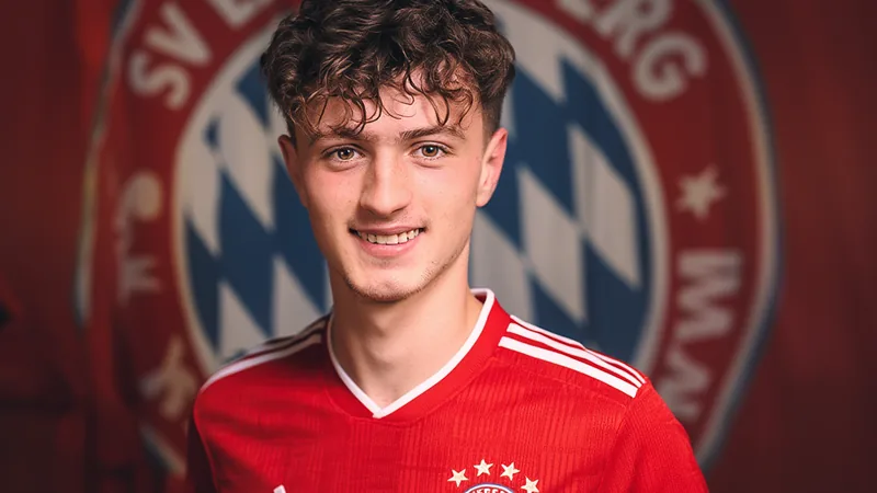 Maurice Krattenmacher en action lors d'un match de Bundesliga avec le Hertha BSC, portant le maillot bleu et blanc. — latest news and analysis.