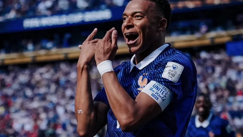 Mbappé égale le record de Klose au Mondial avec 16 buts — Football Kylian Mbappé célébrant un but avec le maillot de l'équipe de France lors d'un match de Coupe du monde, devant un stade rempli de supporters.