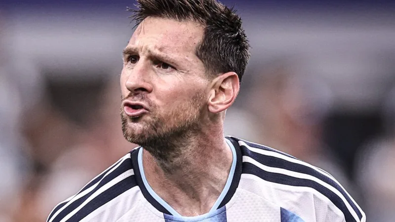 Messi élude la question sur ses buts en Coupe du Monde — Football Lionel Messi en maillot argentin, souriant, entouré de coéquipiers après un match de Coupe du Monde, sur la pelouse d'un stade
