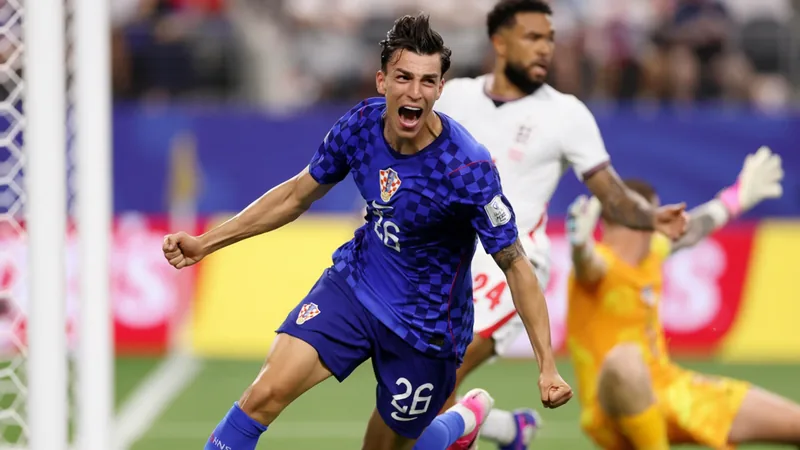 Musa qualifie son but de « formidable » avec FC Dallas — Football Un joueur de football célébrant un but avec ses coéquipiers sur le terrain du FC Dallas, portant le maillot rouge et blanc, sous les acclamations des