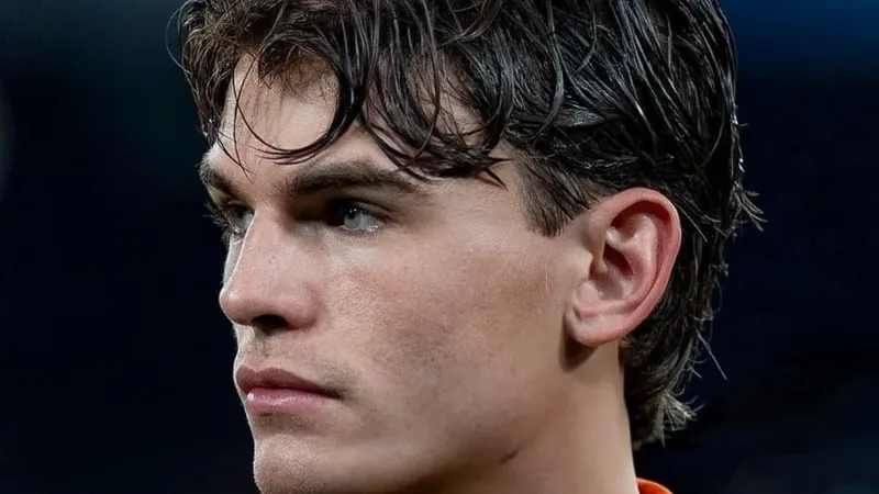 Nico Paz informe le Real Madrid de son souhait de rester à Como Nico Paz, jeune milieu de terrain argentin, célébrant un but sous le maillot de Como en Serie B, avec le stade Giuseppe Sinigaglia en arrière-plan.