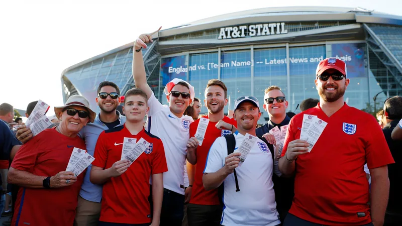 Supporters anglais en maillot des Three Lions dans les rues de Dallas, près du AT&T Stadium, avant le match contre la Croatie.