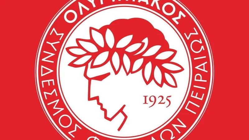 Pablo Maffeo rejoint l'Olympiacos : accord trouvé — Football World Pablo Maffeo en tenue d'entraînement de l'Olympiacos posant devant le stade Karaiskakis au Pirée, souriant avec un ballon.