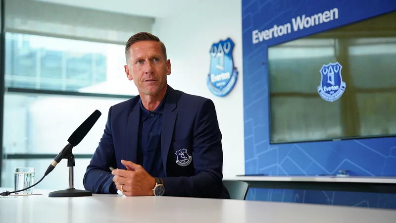 Phelan nommé entraîneur permanent d'Everton