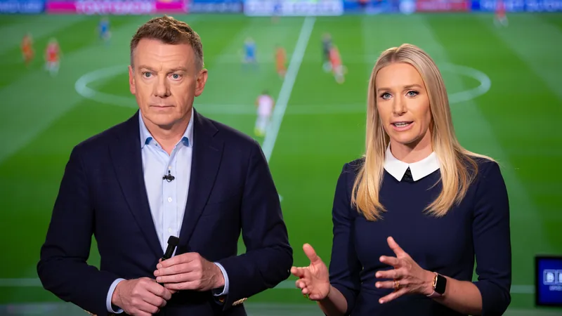 Posez vos questions sur la Coupe du Monde aux experts McCann et Neil McCann et Leanne Crichton, experts du football, assis dans un studio de télévision avec un écran affichant le logo de la Coupe du Monde en