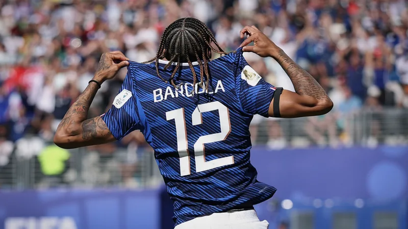 Premier but en Coupe du Monde pour Bradley Barcola du premier contact Bradley Barcola célébrant son but avec ses coéquipiers de l'équipe de France dans un stade rempli de supporters français en liesse.