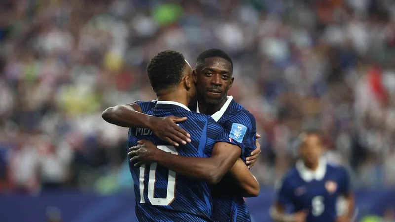 Premier but en Coupe du monde pour Ousmane Dembélé — Football World Ousmane Dembélé célébrant son premier but en Coupe du monde, entouré de ses coéquipiers français, sur la pelouse d'un stade de football.