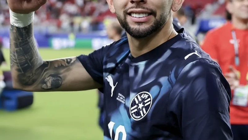 Julio Enciso célébrant son but historique contre l'Allemagne lors d'un match de Coupe du monde, avec des supporters paraguayens en arrière-plan.