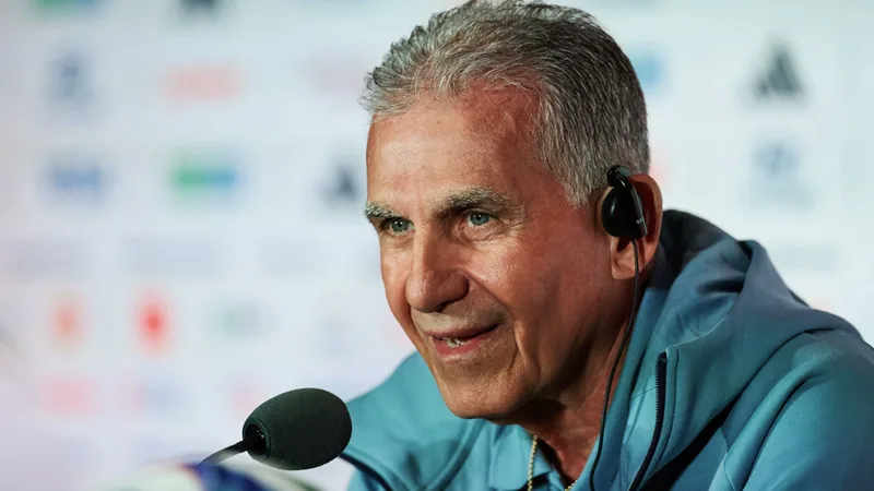 Carlos Queiroz, entraîneur du Ghana, en costume, debout sur la pelouse d'un stade de Toronto, parlant avec ses joueurs lors d'un entraînement avant