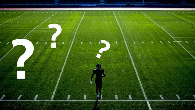 Un ballon de football sur un fond vert avec un point d'interrogation, symbolisant le jeu de devinettes sur les joueurs de la Coupe du monde.