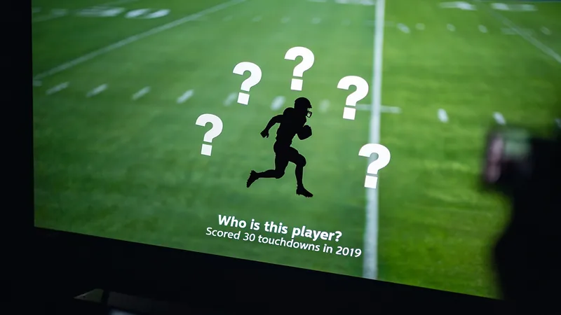 Qui suis-je ? Devinez la star de la Coupe du monde n°6 — Football Un ballon de football sur un fond vert avec un point d'interrogation, symbolisant le jeu de devinettes — latest news and analysis.