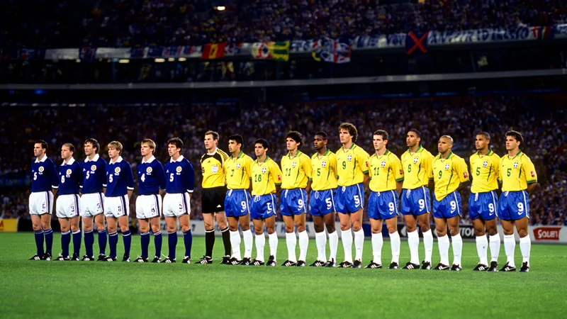 Joueurs du Brésil et d'Écosse sur la pelouse lors du match d'ouverture de la Coupe du monde 1998, avec Ronaldo et Roberto Carlos en action.