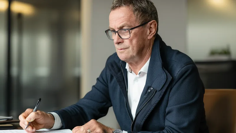 Ralf Rangnick prolonge son contrat avec l'Autriche jusqu'en 2028 Ralf Rangnick, entraîneur de l'équipe nationale autrichienne, souriant lors d'une conférence de presse avec le maillot de l'Autriche en arrière-plan.