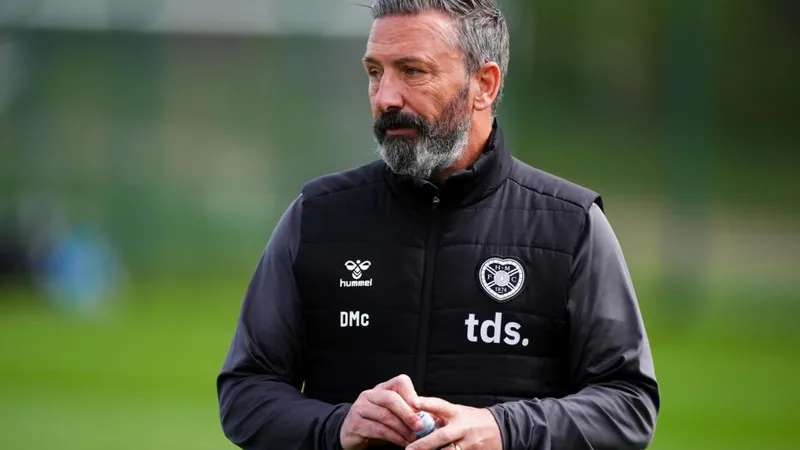 Rangers : accord trouvé avec Derek McInnes pour le poste d'entraîneur Derek McInnes souriant en costume, debout sur la pelouse du stade Ibrox, avec le logo des Rangers en arrière-plan. — latest news and analysis.