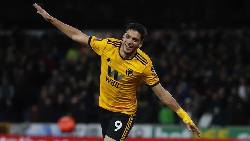 Raúl Jimenez proche d'un retour à Wolverhampton — Football World Cup Raúl Jimenez en action avec le maillot de Wolverhampton, célébrant un but dans un stade bondé. — latest news and analysis.