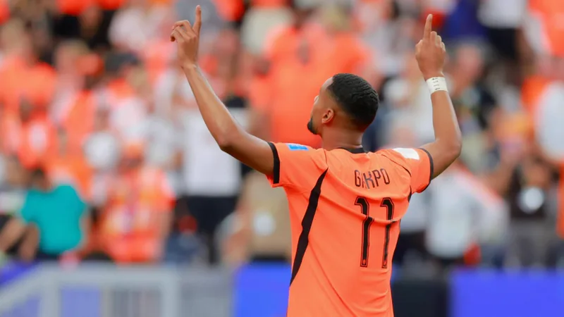 Revue de la Journée 10 du Fantasy : Gakpo et Ueda brillent — Football Cody Gakpo des Pays-Bas célébrant un but lors d'un match de la Coupe du Monde, avec le stade en arrière-plan. — latest news and analysis.