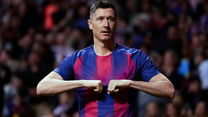 Robert Lewandowski en tenue du FC Barcelone, regardant l'objectif, avec le logo du Chicago Fire en arrière-plan flou. — latest news and analysis.