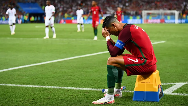 Ronaldo peine après les exploits de ses rivaux — Football World Cup Cristiano Ronaldo, capitaine du Portugal, tête baissée sur la pelouse du stade de Houston après le match nul contre la République démocratique du