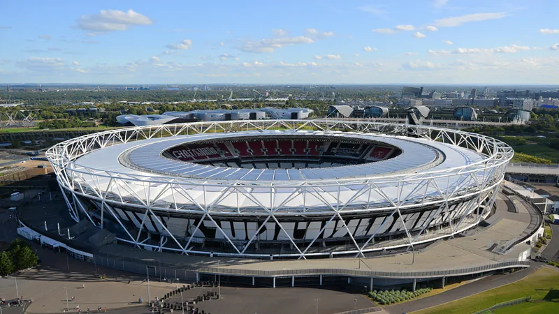 Stade de Londres et West Ham féminines ignorants de l'interdiction de Vue extérieure du Stade de Londres, domicile de West Ham United, par temps nuageux avec le logo du club visible. — latest news and analysis.