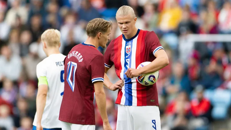 Stale Solbakken : Erling Haaland est le meilleur buteur du monde Erling Haaland en tenue de la Norvège, célébrant un but avec le maillot rouge et le drapeau norvégien en arrière-plan — latest news and analysis.