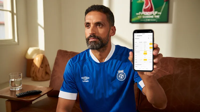Suivez la Coupe du monde sans aucun spoiler — Football World Cup News Un téléviseur affichant un match de football avec une bannière 'Sans spoiler' et un téléphone portable avec notifications désactivées