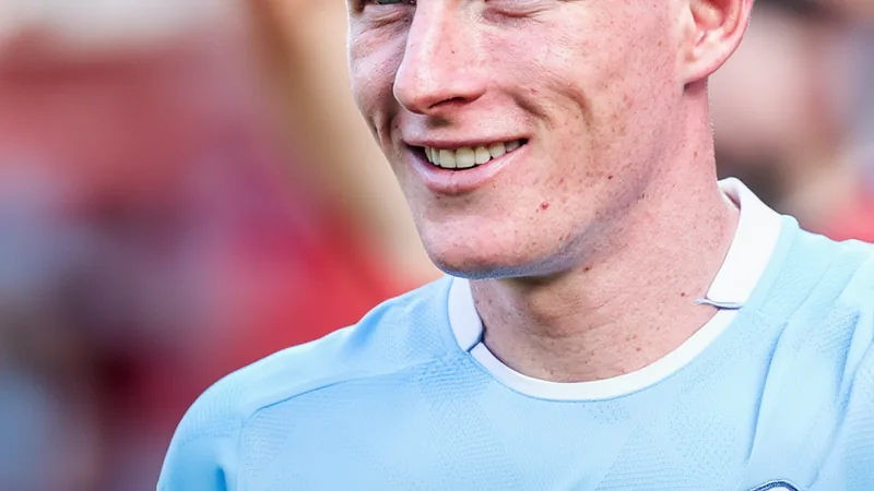 Elliot Anderson en action avec le maillot de Newcastle United, souriant, sur fond de pelouse verte d'un stade de football.