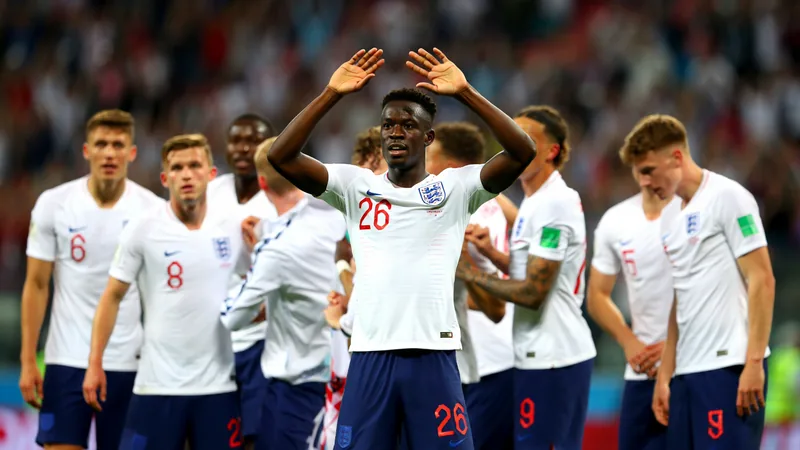 Jude Bellingham célébrant son but pour l'Angleterre lors du match de Coupe du monde contre la Croatie à Dallas, avec le maillot blanc et le numéro 10.