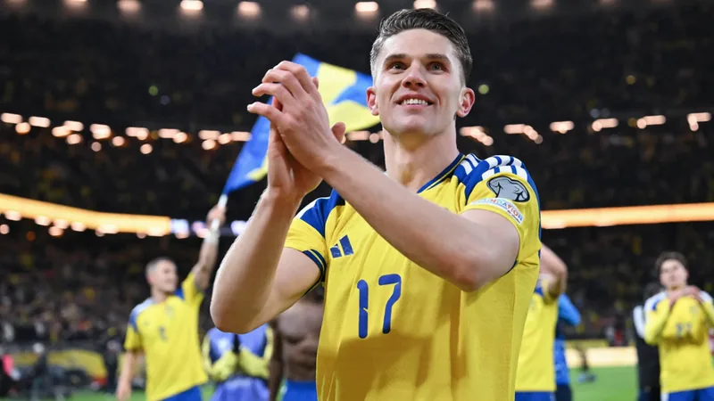 Viktor Gyokeres : « La Suède a montré qu'elle est une grande équipe » Viktor Gyokeres célébrant un but avec le maillot de la Suède, entouré de ses coéquipiers en liesse sur la pelouse d'un stade.
