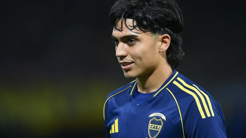 Accord verbal entre Naples et Zeballos pour un transfert — Football Un joueur de football argentin en action sur le terrain, portant le maillot de Boca Juniors, dribblant un adversaire. — latest news and analysis.