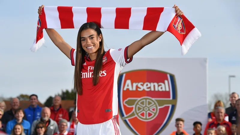 Arsenal recrute Ona Batlle en transfert libre — Football World Cup Ona Batlle en tenue d'Arsenal posant avec le maillot numéro 22 devant le logo du club à l'Emirates Stadium — latest news and analysis.
