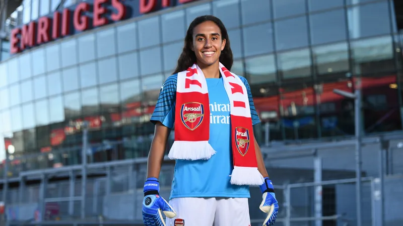 Misa Rodriguez en tenue d'Arsenal, souriante, posant avec un maillot numéro 16 dans le stade de l'Emirates Stadium. — latest news and analysis.