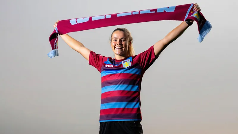 Aston Villa recrute la défenseure Harviken de la Juventus — Football Mathilde Harviken en tenue d'Aston Villa posant avec le maillot du club devant le logo d'Aston Villa sur fond vert. — latest news and analysis.