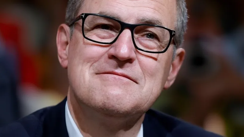 Michael Olise en action avec le maillot du Bayern Munich lors d'un match de Bundesliga, dribblant un adversaire — latest news and analysis.