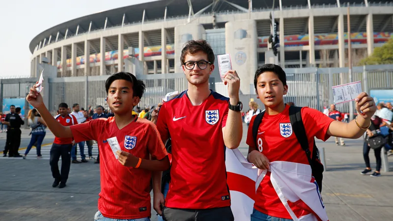 Billets Mexique-Angleterre : au moins 2 600 £ sur le site de revente Stade Azteca de Mexico City bondé de supporters mexicains et anglais avant le match de Coupe du monde Mexique-Angleterre