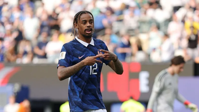 Bradley Barcola en action avec le maillot de l'Olympique Lyonnais, dribblant un adversaire lors d'un match de Ligue 1. — latest news and analysis.