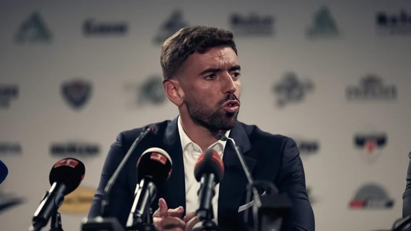 Bruno Fernandes : « Notre Coupe du monde a été négative » — Football Bruno Fernandes, capitaine du Portugal, en tenue de match, regardant l'horizon d'un air déçu sur la pelouse du stade Al-Thumama à Doha.