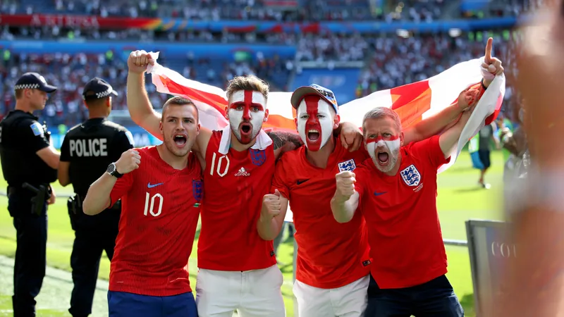 Comportement «excellent» des supporters anglais à la Coupe du monde Supporters anglais brandissant des drapeaux dans un stade américain lors d'un match de la Coupe du monde — latest news and analysis.