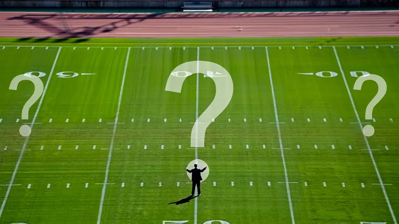 Un ballon de football sur fond vert avec un point d'interrogation, symbolisant le jeu de devinettes de la Coupe du monde.