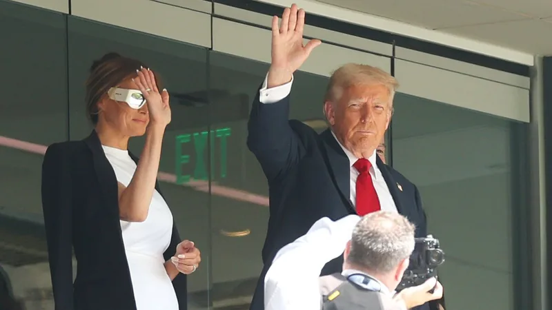 Donald Trump salue le hat-trick de Messi — Football World Cup News Lionel Messi célébrant un but avec l'Inter Miami, levant les bras devant des fans en délire dans un stade américain. — latest news and analysis.