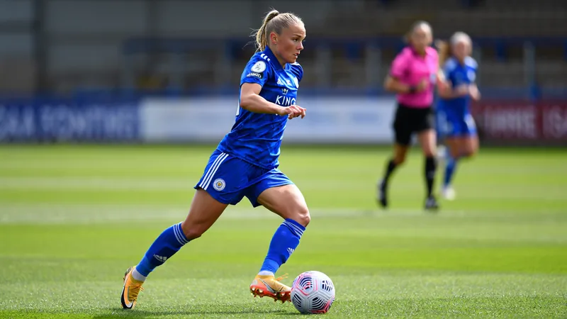 Jutta Rantala rejoint Everton — Football World Cup News Jutta Rantala en maillot de Leicester City célébrant un but, souriant devant les supporters, avec le stade en arrière-plan