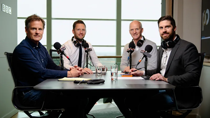 Football Daily : les coulisses des quarts de finale — Football World Les présentateurs de Football Daily John Murray, Ian Dennis et Ali Bruce-Ball en studio, analysant les quarts de finale de la Coupe du Monde.