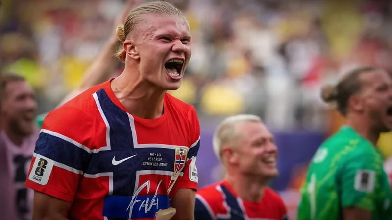 Haaland : l'humilité en dehors du terrain — Football World Cup News Erling Haaland en tenue de Manchester City, souriant et détendu, assis dans un vestiaire avec un ballon de football à ses pieds.