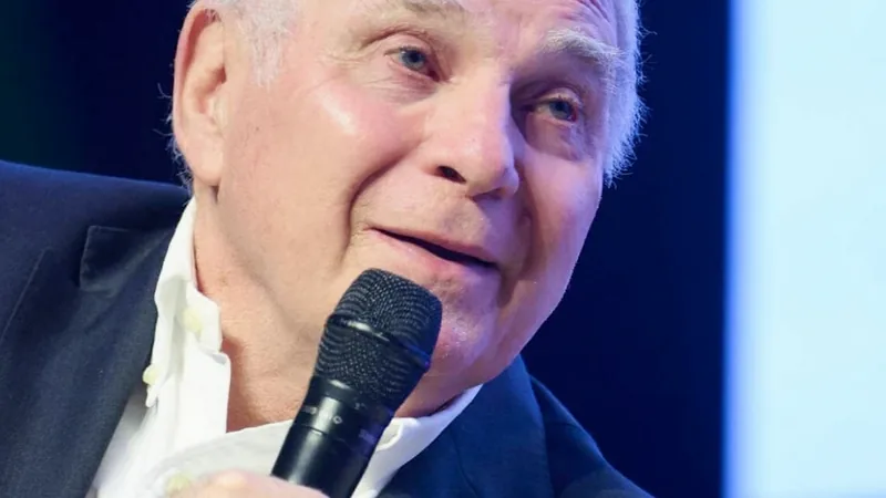 Hoeneß évoque l'avenir de Kane au Bayern — Football World Cup News Harry Kane en tenue du Bayern Munich célébrant un but, avec Uli Hoeneß en arrière-plan dans les tribunes de l'Allianz Arena.