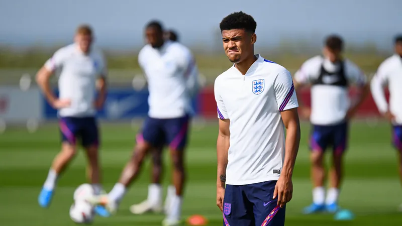James incertain pour le Mexique, Quansah de retour — Football World Reece James en tenue d'entraînement de l'Angleterre, regardant l'objectif avec une expression préoccupée, sur un terrain d'entraînement à Mexico.