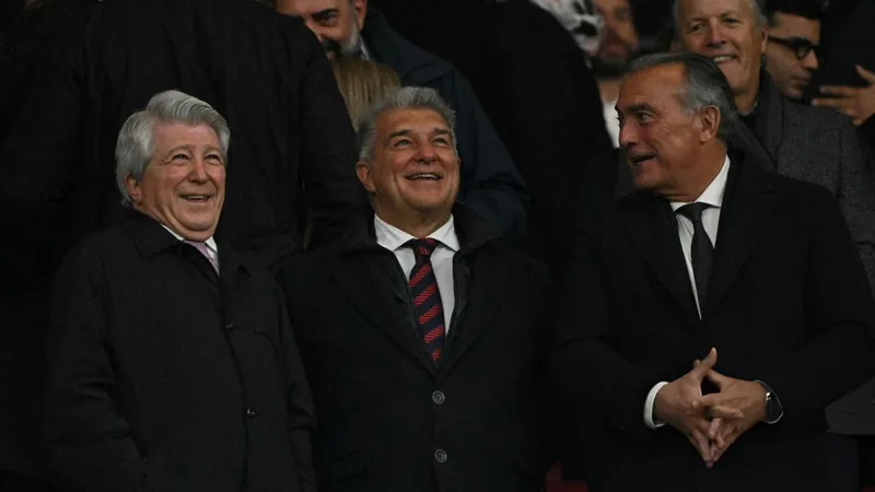 Joan Laporta évoque Julián Álvarez : « Il ne faut jamais dire jamais Joan Laporta, président du FC Barcelone, en costume, souriant lors d'une conférence de presse, avec le logo du club en arrière-plan.