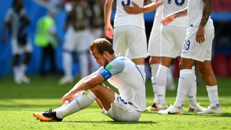 Kane incertain pour la Coupe du monde 2030 — Football World Cup News Harry Kane, capitaine de l'équipe d'Angleterre, regardant le ballon d'un air pensif sur la pelouse du stade d'Atlanta après la défaite en demi-finale