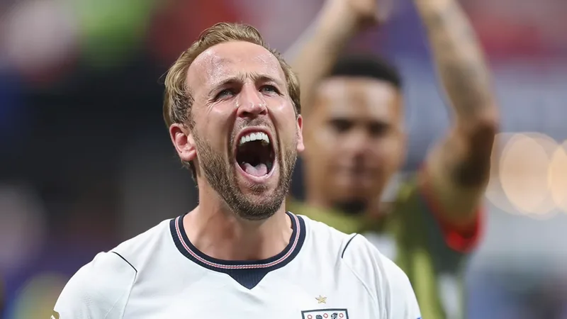 Harry Kane célèbre un but sous le maillot de l'Angleterre, entouré de coéquipiers, dans un stade bondé. — latest news and analysis.
