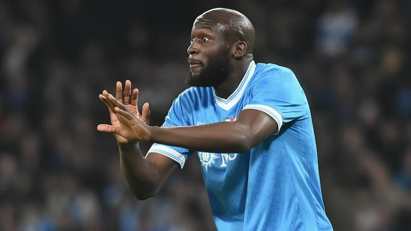 L'agent de Lukaku exclut un rôle de remplaçant à Naples — Football Romelu Lukaku en tenue de Naples, regardant le ballon, sur la pelouse du stade San Paolo à Naples. — latest news and analysis.