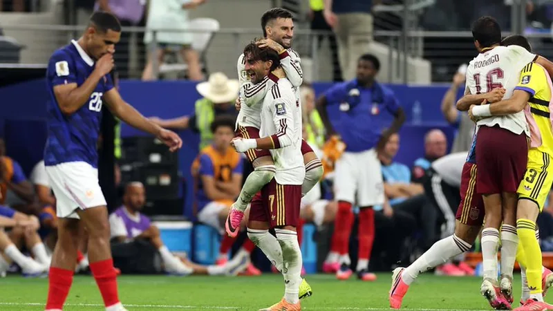 Le style de l'Espagne : ennuyeux ou fascinant ? — Football World Cup Joueurs de l'équipe d'Espagne célébrant une victoire sur le terrain, avec des maillots rouges et un public en arrière-plan.